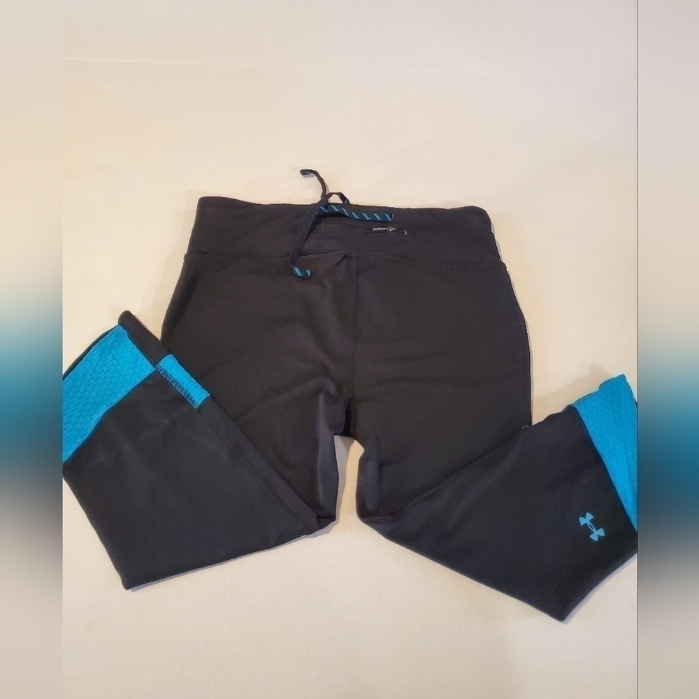 Under Armour black and teal heat gear capri compression leggings. Size‎ M. H7